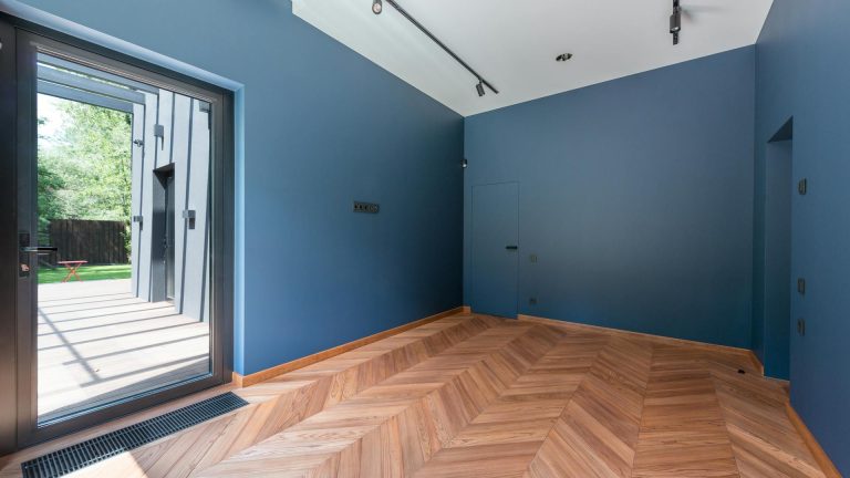 Comment bien choisir sa porte d’entrée vitrée en bois ?