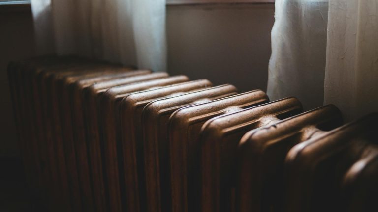 Comment réparer une fuite sur un radiateur en fonte percé ?