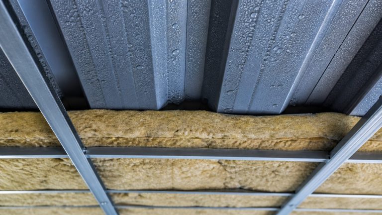 Comment résoudre les problèmes de condensation sous un bac acier isolé ?