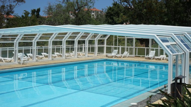 Les différents types d’abris de piscines