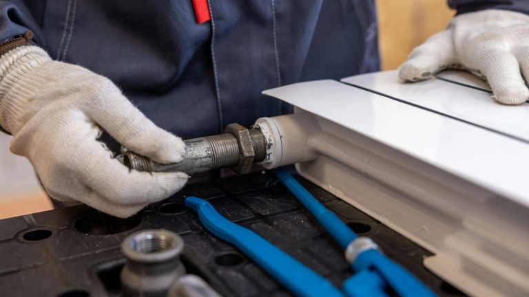 Eau chaude qui ne coule pas : causes et solutions selon votre installation