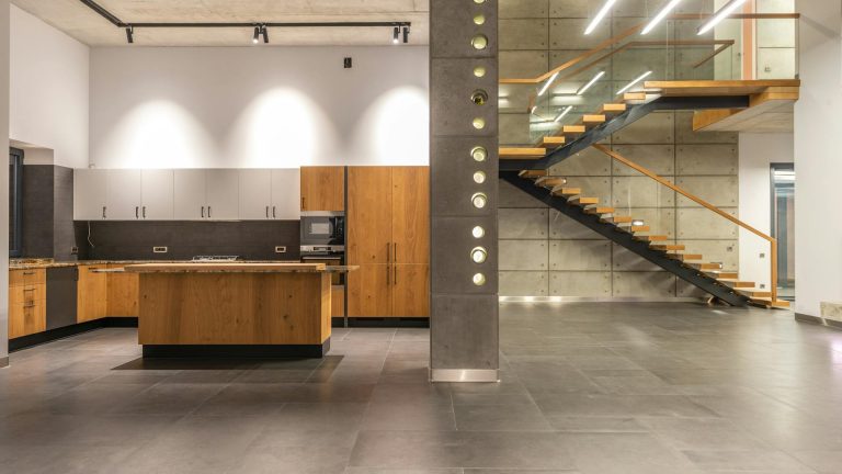 Spatulé, ciré, industriel : choisir sa texture de carrelage effet béton
