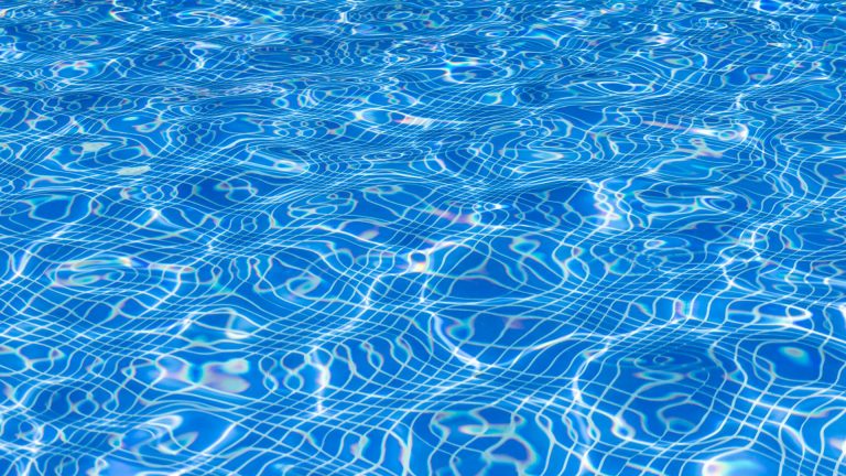 Boursouflures sur PVC armé de piscine : causes et que faire