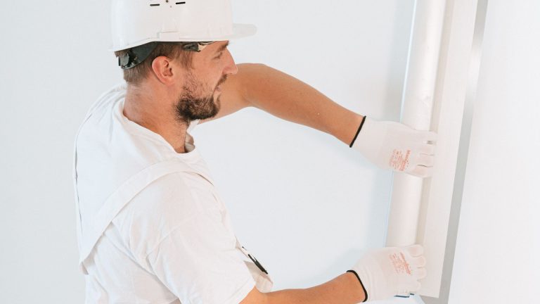 Comment rigidifier une demi-cloison en placo branlante ?