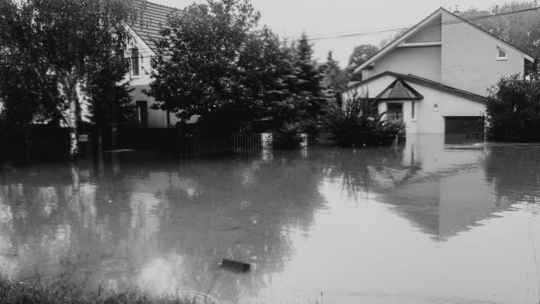L&rsquo;eau de la route s&rsquo;écoule chez moi : qui doit payer les travaux ?