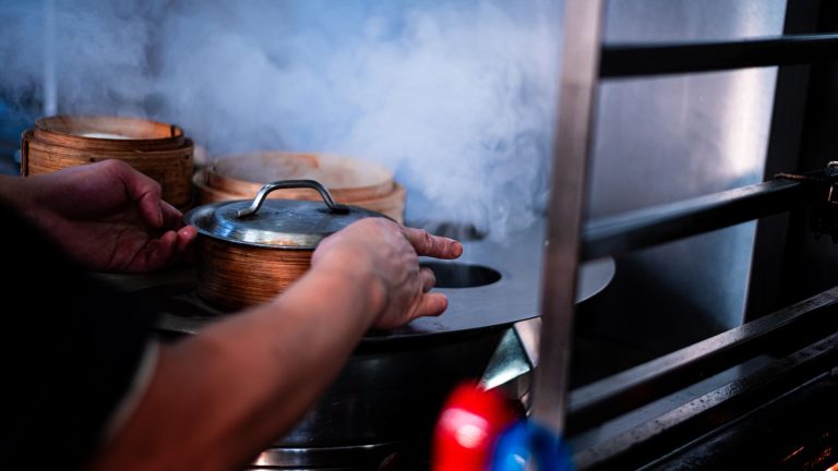 Ma hotte souffle mais n’aspire pas : causes et solutions