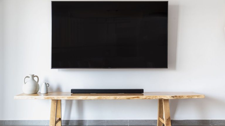 Fixer une TV de 30 kg sur du BA13 : chevilles, ossature et sécurité