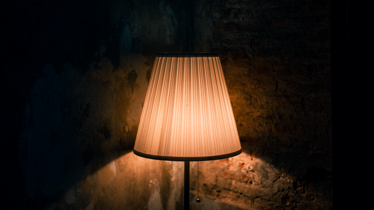 Lumière qui s&rsquo;éteint toute seule et se rallume : quelles causes ?