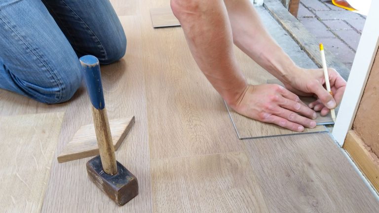 Rattrapage de niveau sur plancher bois : quelle solution choisir ?