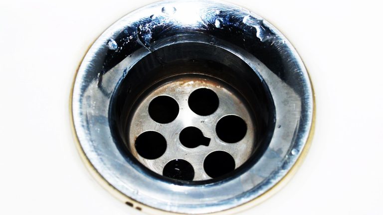 Eau stagnante dans un receveur extra-plat : vraies causes et solutions