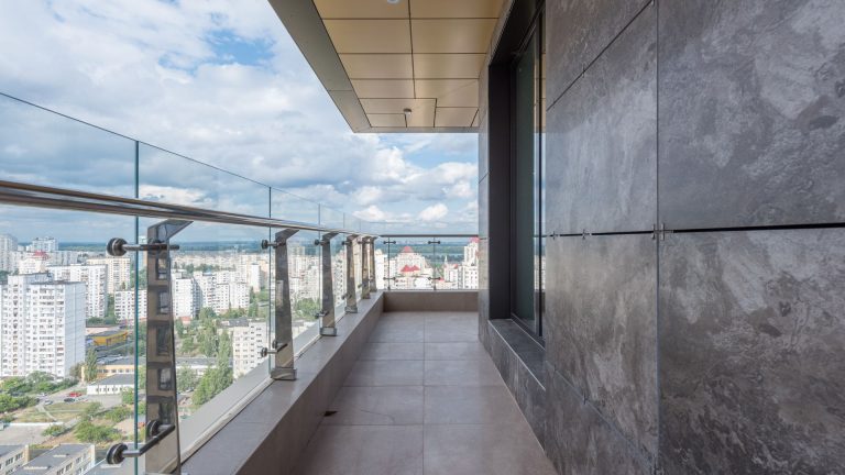 Terrasse sécurisée : quel garde-corps en verre choisir ?